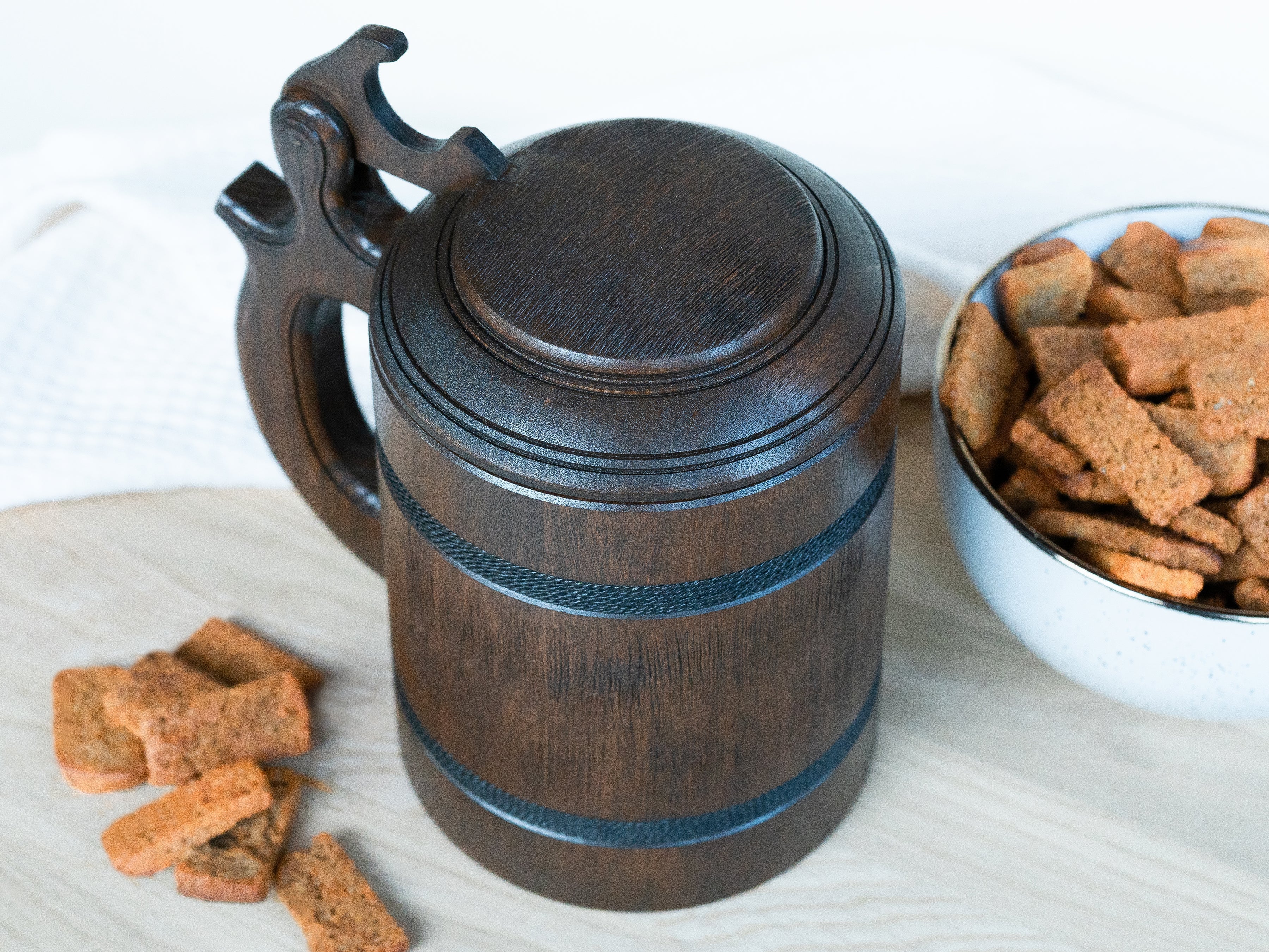 Prancing Pony wood mug with lid, LOTR mugs, Mug with lid - GravisCup